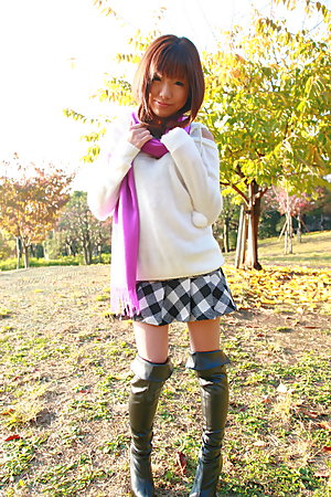 Hot babe Mahiru Tsubaki showing off with joy