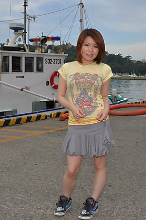 Freaky Japanese chick Miki Uemura showing off