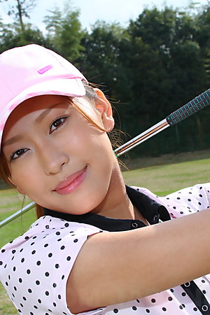 Hot golf darling Nao Yuzumiya showing off