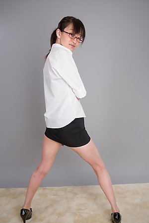 Heels-wearing ponytailed beauty Ayaka Mikami shows that hole on camera