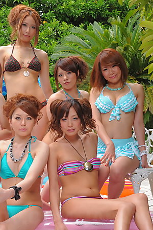 Super hot Japanese summer girls showing off