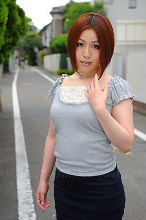 Hot Asian lady Hiromi Tominaga loves posing