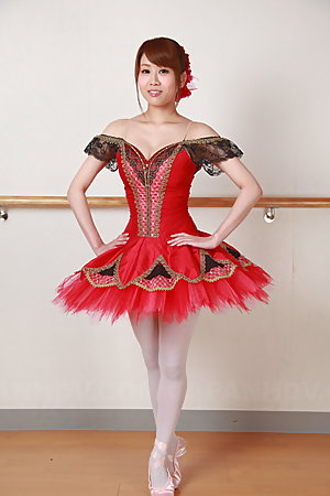 Busty Asian ballerina Ririka Suzuki shows off