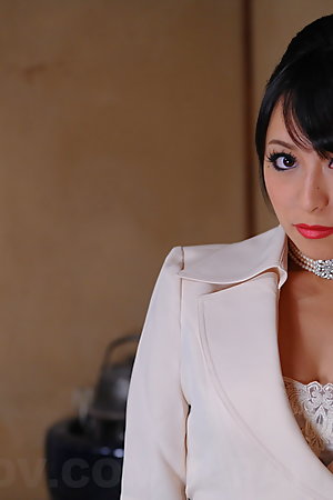 Elegant Asian chick Nana Kunimi shows off
