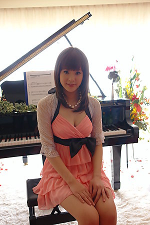 Hot Rimu Endo likes to show her hairy cunt