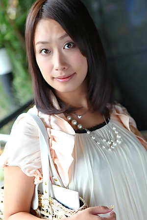 Asian gal Yayoi Yanagida shows off outdoors
