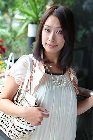 Asian gal Yayoi Yanagida shows off outdoors