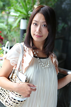 Asian gal Yayoi Yanagida shows off outdoors