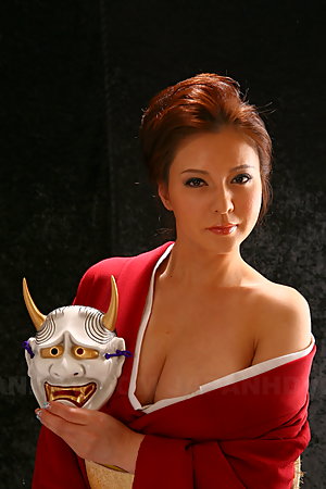 Yuki Tsukamoto exposes her hairy cunt