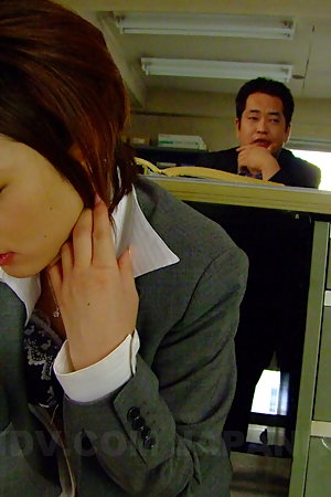Iroha Kawashima pleases her boss with head