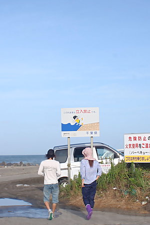 Cute girl gets seduced and stimulated by lad