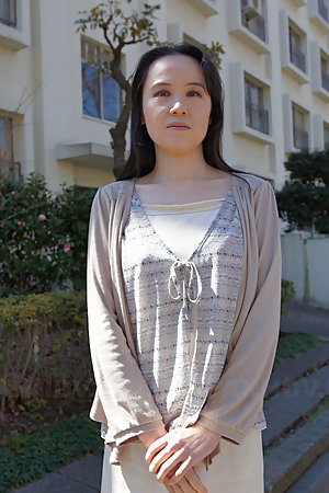 Junko Nishimura is an Asian lady presenting