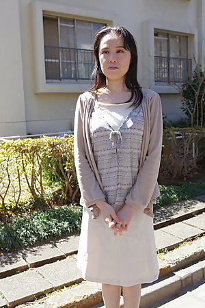 Junko Nishimura is an Asian lady presenting
