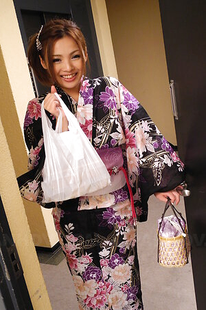 Miu Tamura in kimono sucks cock of the food delivery man so fine.