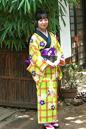 Super hot Asian lady bares her tight cunt