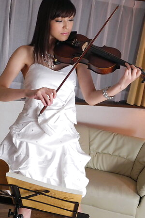 Violinist Yuria Tominaga rubs her pussy with the bow