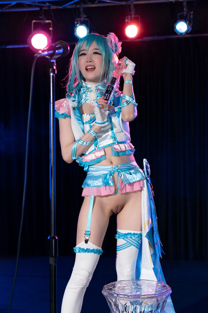 Japanese cosplayer Ria Kurumi fucks herself with a vibrator on the music stage
