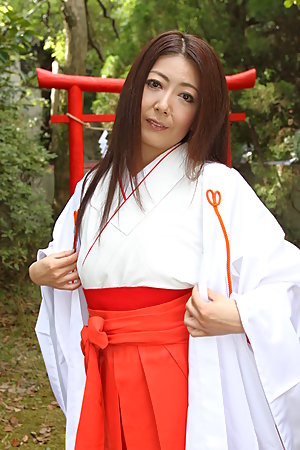 Kimono girl Ayano Murasaki shows her twat