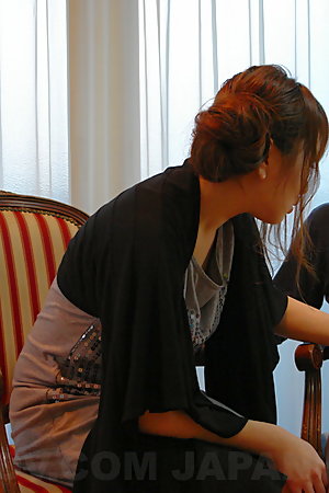 Hot lady Yuki Maya blows a large meat pole