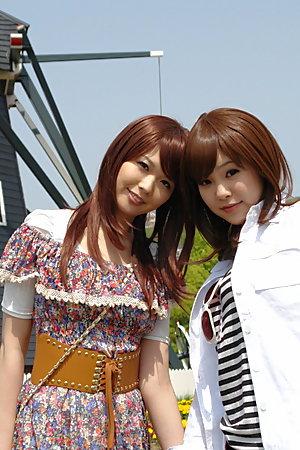 Hotties Rimu Endo and Ueno Misaki showing off