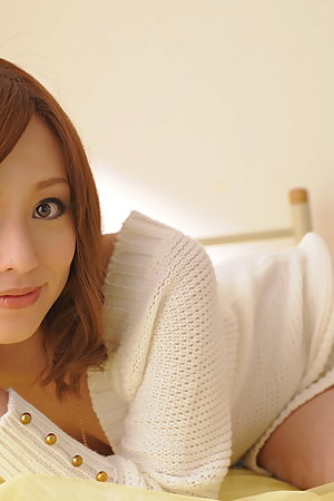 Hot babe Miina Yoshihara shows her nice cunt